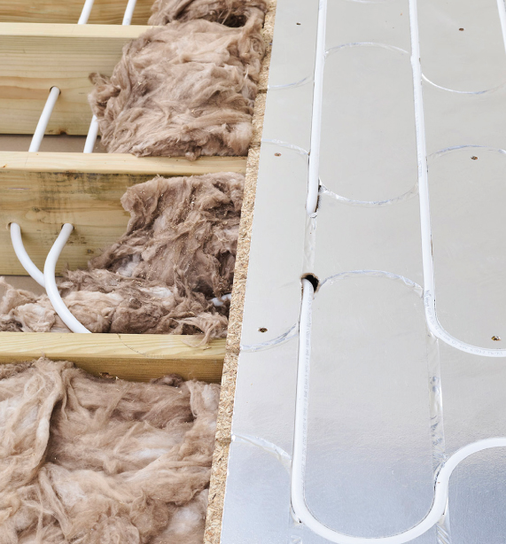 Factory-installed UFH systems save time and ensure perfect integration with floor cassettes. All pipes are pressure-tested before delivery.
